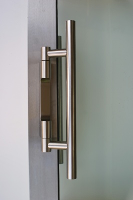 Activated pull handle for single action doors with latched mortice locks